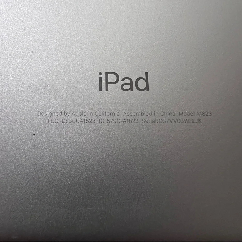 Apple IPad (5th Generation) Silver A1823 32 GB WiFi + Cellular 9.7”